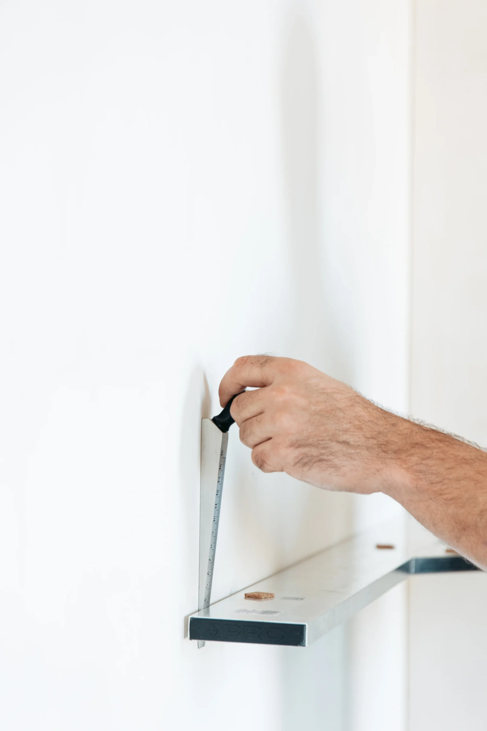 zblizenie-na-szcelinomierz-uzywany-do-sprawdzania-kata-nachylenia-scian